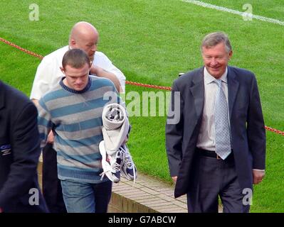 Manchester United's Neuzugang Wayne Rooney (links) mit Manager Sir Alex Ferguson (rechts) im Old Trafford, Manchester. Stockfoto