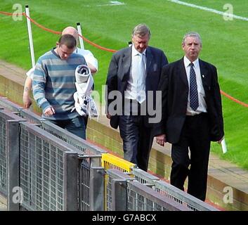 Manchester United's Neuzugang Wayne Rooney (links) mit Manager Sir Alex Ferguson (rechts) im Old Trafford, Manchester. Stockfoto