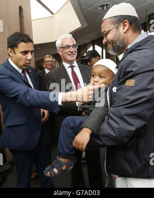 Besser zusammen Führer Alistair Darling (zweite links) und stellvertretender Führer der schottischen Arbeiterpartei Anas Sarwar (links) während eines Besuchs in Glasgow Central Mosque in Glasgow. Stockfoto