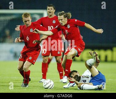 Der walisische Craig Bellamy (Mitte) und Mark Pembridge kämpfen während des Spiels der Fußball-Europameisterschaft 6 im Tofik Bakhramov Republican Stadium in Baku mit dem aserbaidschanischen Alsan Karimov (Boden) um den Ball. Stockfoto