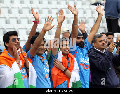 Indien-Fans winken zu MS Dhoni vor dem Start des Royal London One Day International an der Trent Bridge, Nottingham. DRÜCKEN Sie VERBANDSFOTO. Bilddatum: Samstag, 30. August 2014. Siehe PA Geschichte CRICKET England. Bildnachweis sollte lauten: Simon Cooper/PA Wire. EINSCHRÄNKUNGEN: Nutzung unterliegt Einschränkungen. . Keine kommerzielle Nutzung. Weitere Informationen erhalten Sie unter der Nummer 44 (0)1158 447447. Stockfoto