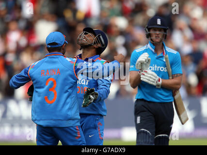 Die indische Suresh Raina (links) feiert den Aufholprozess von Ben Stokes mit ihrer Teamkollegen Dhoni während des Royal London One Day International in Trent Bridge, Nottingham. Stockfoto