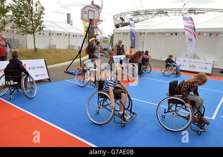 Kinder nehmen am National Paralympic Day and Liberty Festival im Queen Elizabeth Olympic Park in Stratford im Osten Londons an einem Netball-Spiel Teil. Stockfoto