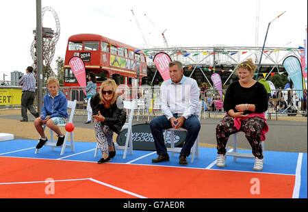Während des Nationalen Paralympischen Tages und des Liberty Festivals im Queen Elizabeth Olympic Park in Stratford im Osten Londons nehmen Menschen an einem Spiel von Boccia Teil. Stockfoto