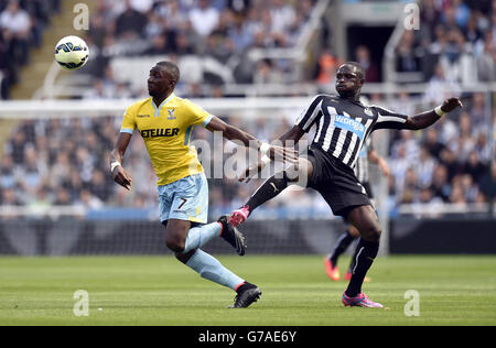 Yannick Bolasie (links) von Crystal Palace und Moussa Sissoko von Newcastle United kämpfen während des Spiels der Barclays Premier League im St. James' Park, Newcastle, um den Ball. DRÜCKEN SIE VERBANDSFOTO. Bilddatum: Samstag, 30. August 2014. Siehe PA Geschichte FUSSBALL Newcastle. Bildnachweis sollte lauten: Owen Humphreys/PA Wire. Stockfoto