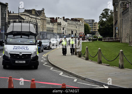 Eine Polizeipräsenz innerhalb der Sicherheitszäune um Cardiff Castle vor dem NATO-Gipfel in Newport, Wales. Stockfoto