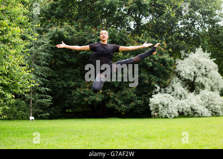 Jazz Tänzerin einen Sprung ausführen Stockfoto