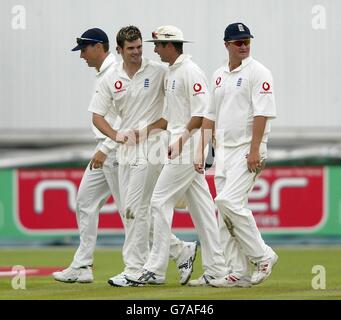 Der englische James Anderson feiert mit Teamkollege Michael Vaughan, nachdem er das Wicket von Carlton Baugh von West Indies am dritten Tag seines dritten Npower-Tests in Old Trafford gemacht hat. Stockfoto