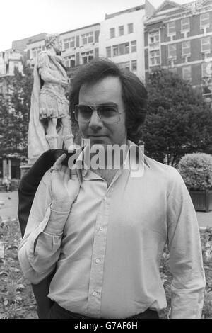 Der amerikanische Singer-Songwriter Neil Diamond in London. In seinem ersten Spielfilm The Jazz Singer, einer zeitgenössischen Version des Al Jolson-Originals mit einem Preis von 10 Millionen US-Dollar, spielt er die Hauptrolle. Stockfoto