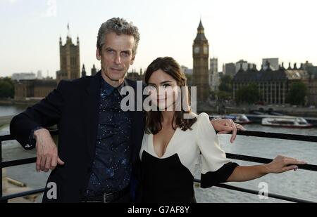 Dr. Who stellt Peter Capaldi und Jenna Coleman während einer Fotoserie vor, um die neue DR Who-Serie in der Marriott County Hall, London, zu präsentieren. Stockfoto