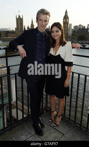 Dr. Who stellt Peter Capaldi und Jenna Coleman während einer Fotoserie vor, um die neue DR Who-Serie in der Marriott County Hall, London, zu präsentieren. Stockfoto