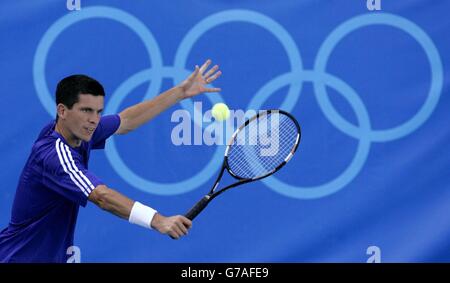 Der britische Tim Henman praktiziert im Olympic Tennis Center in Athen, Griechenland. Henman spielt Jiri Novak in der ersten Runde der Herren-Singles am morgigen Nachmittag. Stockfoto