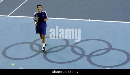 Der britische Tim Henman praktiziert im Olympic Tennis Center in Athen, Griechenland. Henman spielt Jiri Novak in der ersten Runde der Herren-Singles am morgigen Nachmittag. Stockfoto