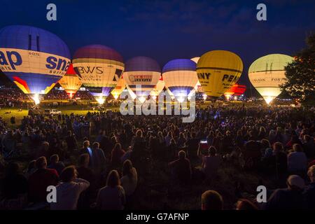 Zuvor unveröffentlichtes Foto vom 07 von Menschenmengen, die das „Night Glow“-Ereignis während der 08/14. Internationalen Ballonfestival im Ashton Court Estate in der Nähe von Bristol, Europas größtem Ballonfestival, beobachten. Stockfoto