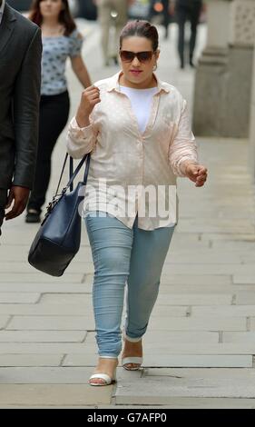 Amal El-Wahabi kommt im Old Bailey in London an, wo sie der Finanzierung des Terrorismus ausgesetzt ist. Stockfoto
