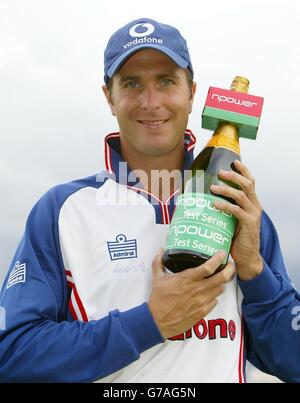 Der englische Kapitän Michael Vaughan nach dem Sieg Englands über sieben Wicket gegen die Westindischen Inseln am letzten Tag des dritten npower-Test-Spiels in Old Trafford, Manchester. Stockfoto