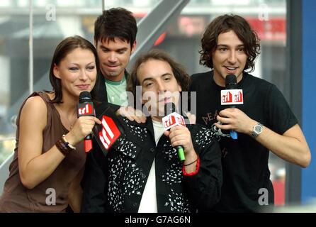 MTV-Moderatoren Emma Griffiths, Dave Berry (Mitte links) und Alex Zane (rechts) mit Sänger Har Mar Superstar während seines Gastauftritts in der TRL - Total Request Live - Show von MTV in ihren neuen Studios am Leicester Square im Zentrum von London. Stockfoto