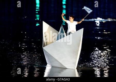 Eröffnungszeremonie Der Olympischen Spiele 2004 In Athen. Interpreten während der Eröffnungsfeier der Olympischen Spiele 2004 in Athen, Griechenland. Stockfoto