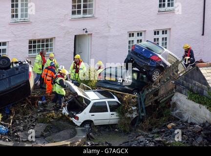 Rettungsdienste vor Ort, nachdem gestern Abend eine Wasserwand durch den malerischen Touristenort Boscastle in Nord-Cornwall gerissen wurde. Eine massive Rettungsaktion in dem von Überschwemmungen heimgesucht Küstendorf wird heute fortgesetzt, als stellvertretender Ministerpräsident John Prescott war auf dem Weg, um Unterstützung anzubieten. Stockfoto