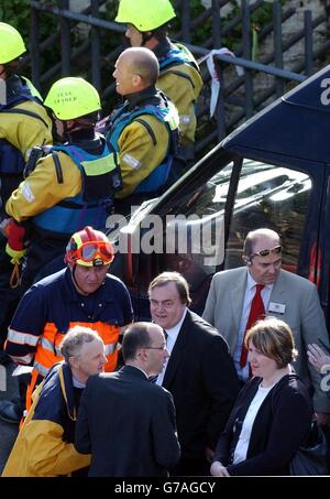 Der stellvertretende Premierminister John Prescott besucht die Szene, nachdem gestern Abend eine Wasserwand durch den malerischen Touristenort Boscastle in Nord-Cornwall gerissen wurde. Herr Prescott sah, wie die Kraft des Wassers Bäume und Äste hoch gegen Gebäude angehäuft hatte, wie Ladenfronten abgerissen und Gebäude teilweise abgerissen wurden. Ihm wurde eine Reihe von Hütten gezeigt, in denen zwei oder drei Autos auf ihren Dächern auf einem Trümmerhaufen zurückgelassen worden waren, und weiter flussabwärts wurde er Zeuge schwerer Schäden an Gebäuden, die mit Schutt und Trümmern überhäuft waren. Stockfoto