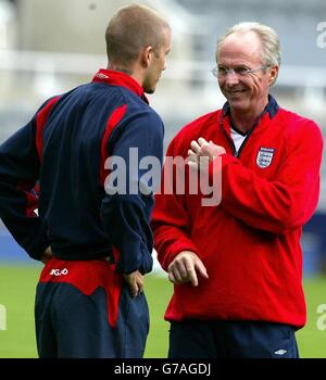 England-Manager Sven-Goran Eriksson und Kapitän David Beckham, im Gespräch bei einer Trainingseinheit für die Nationalmannschaft im St. James' Park, vor Englands Freundschaftstraining gegen die Ukraine. Stockfoto