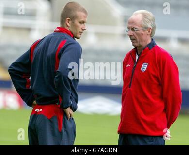 England-Manager Sven-Goran Eriksson und Kapitän David Beckham, im Gespräch bei einem Training für die Nationalmannschaft im St. James' Park, vor Englands freundlich gegen die Ukraine . Stockfoto