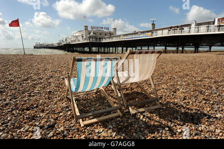 Zwei einsame Liegestühle stehen auf einem nahe einsamen Brighton Strand, während die Auswirkungen des Ex-Hurrikans Bertha in England und Wales zu spüren sind. Stockfoto