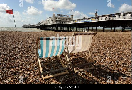 Zwei einsame Liegestühle stehen auf einem nahe einsamen Brighton Strand, während die Auswirkungen des Ex-Hurrikans Bertha in England und Wales zu spüren sind. Stockfoto