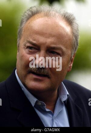 Ehemaliger Labour M.P. George Galloway beim Edinburgh International Book Festival, Edinburgh. 15/11/04: George Galloway, dessen lang erwartete Verleumdungsklage des Obersten Gerichtshofs gegen den Daily Telegraph in die Wege geht. Der Abgeordnete für Glasgow Kelvin, Vorsitzender der Antikriegsalliierten Respect, verklagt die Zeitung wegen einer Geschichte vom 2003. April über seine angeblichen finanziellen Verbindungen zu Saddam Hussein. Stockfoto