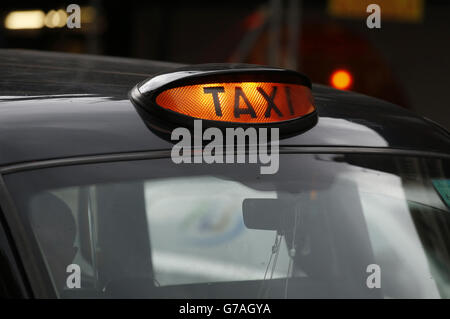 Ein schwarzes Londoner Taxi fährt entlang der Ecclestone Street in Westminster, London. Stockfoto