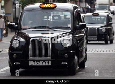 Ein schwarzes Londoner Taxi fährt entlang der Ecclestone Street in Westminster, London. Stockfoto