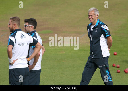 Englands Trainer Peter Moores (rechts) lächelt, während er Stuart Broad und James Anderson während einer Nets Session im Kia Oval, London, beobachtet. Stockfoto