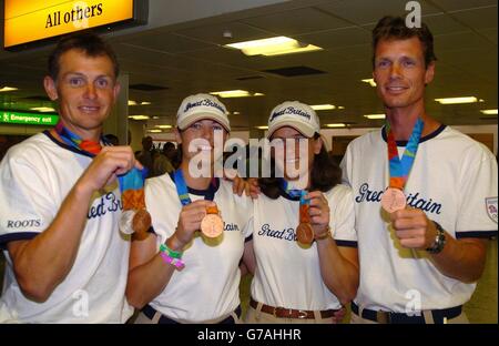 Pferdemedaillengewinnerin der Olympiade von Athen trifft am Flughafen Heathrow ein - von links: Leslie Law, Jeanette Brakewell, Pippa Funnel & William Fox-Pitt. Stockfoto