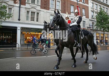 Die Sloane Street in London feiert den Start von London Arabia, einem zweisprachigen arabisch-englischen Business- und Lifestyle-Magazin, das in Zusammenarbeit mit der Arabischen Britischen Handelskammer und London & Partners, mit den Partnern Rolls-Royce Motor Cars und The Royal Household Cavalry veröffentlicht wird. Stockfoto