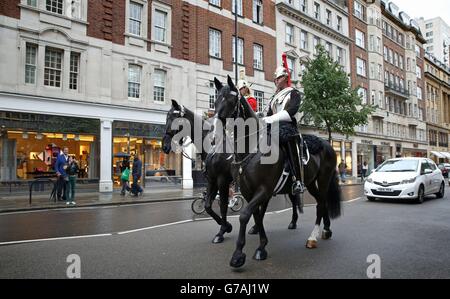 REDAKTIONELLE VERWENDUNG NUR in Londons Sloane Street feiert die Markteinführung von London Arabia, einem zweisprachigen arabisch-englischen Business- und Lifestyle-Magazin, das in Zusammenarbeit mit der Arabischen Britischen Handelskammer und London &amp; Partners, mit den Partnern Rolls-Royce Motor Cars und der Royal Household Cavalry veröffentlicht wird. Stockfoto