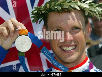 Der mit der britischen Silbermedaille ausgezeichnete Kanufahrer Campbell Walsh aus Stirling, Schottland, feiert seinen zweiten Platz im Kajak-Einzelfinale der Männer im olympischen Kanu-/Kajak-Slalom-Zentrum in Athen. Stockfoto