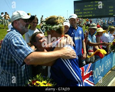 Der britische Kanufahrer Campbell Walsh (2. Rechts) aus Stirling, Schottland, mit seiner Mutter Shelagh (links), Vater Isaac und Schwester Kimberley nach seinem zweiten Platz im Männer-K1-Kayak-Einzelfinale im Olympic Canoe/Kayak Slalom Center in Athen. Stockfoto