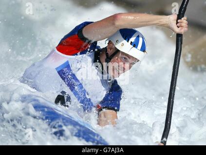 Der britische Kanufahrer Campbell Walsh aus Stirling, Schottland, gewann die Silbermedaille auf seinem Weg zum zweiten Platz im Kajak-Einzelfinale der Männer K1 im Olympic Canoe/Kayak Slalom Center in Athen, Griechenland. Stockfoto