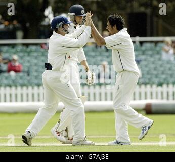 Warwickshire Bowler Naqaash Tahir (rechts) feiert mit Michael Powell (Helm), nachdem er das Wicket von Gloucestershire Phil Weston (Mitte) am zweiten Tag von vier im Frizzell County Championship Spiel im County Ground, Bristol, gewonnen hat. Stockfoto