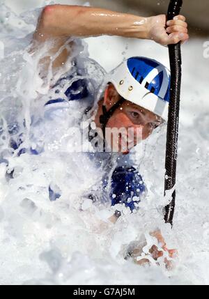 Der britische Kanufahrer Campbell Walsh aus Stirling, Schottland, tritt im Halbfinale der Männer K1 Kajak Single im Olympic Canoe/Kayak Slalom Center in Athen, Griechenland, an. Stockfoto