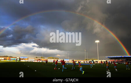 Fußball - Capital One Cup - erste Runde - Coventry City / Cardiff City - Sixfields Stadium. Ein Regenbogen vor dem Spiel, während sich die Spieler während des Spiels der ersten Runde des Capital One Cup im Sixfields Stadium aufwärmen Stockfoto