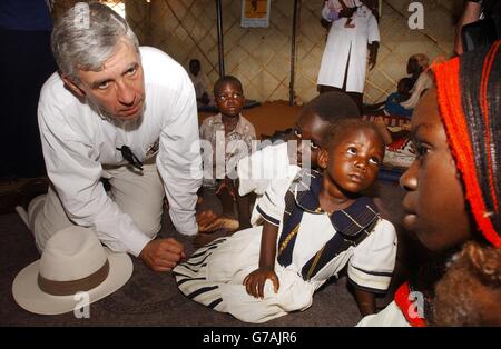 Außenminister Jack Straw trifft Flüchtlinge in einem Futterzentrum im Lager Abu Shouk in der Nähe von El Fasher in der nördlichen Darfur-Region des Sudan. Das Lager - von einem britischen Beamten als „Hilton“ der Darfur-Lager bezeichnet - beherbergt rund 57,000 Menschen, die nach einer Gewaltkampagne der arabischen Milizen, die als Janjaweed bekannt sind, aus ihren Dörfern fliehen mussten. Straw warnte die sudanesische Regierung, dass sie mehr tun muss, um Flüchtlinge zu schützen, die vor der Gewalt in Darfur fliehen, nachdem sie selbst die Bedingungen, unter denen sie leben, gesehen hat. Stockfoto