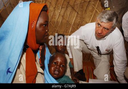 Außenminister Jack Straw trifft Flüchtlinge im Flüchtlingslager Abu Shouk in der Nähe von El Fasher in der Region Darfur im Nordsudan. Das Lager - von einem britischen Beamten als „Hilton“ der Darfur-Lager bezeichnet - beherbergt rund 57,000 Menschen, die nach einer Gewaltkampagne der arabischen Milizen, die als Janjaweed bekannt sind, aus ihren Dörfern fliehen mussten. Straw warnte die sudanesische Regierung, dass sie mehr tun muss, um Flüchtlinge zu schützen, die vor der Gewalt in Darfur fliehen, nachdem sie selbst die Bedingungen, unter denen sie leben, gesehen hat. Stockfoto