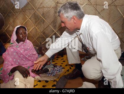 Außenminister Jack Straw trifft Flüchtlinge in einem Futterzentrum im Lager Abu Shouk in der Nähe von El Fasher in der Region Darfur im Nordsudan. Das Lager - von einem britischen Beamten als "Hilton" der Darfur-Lager bezeichnet - beherbergt rund 57,000 Menschen, die nach einer Gewaltaktion der arabischen Milizen, die als Janjaweed bekannt sind, aus ihren Dörfern fliehen müssen. Straw warnte die sudanesische Regierung, dass sie mehr tun müsse, um Flüchtlinge zu schützen, die vor der Gewalt in Darfur fliehen, nachdem sie selbst die Lebensbedingungen für sich selbst gesehen habe. Stockfoto