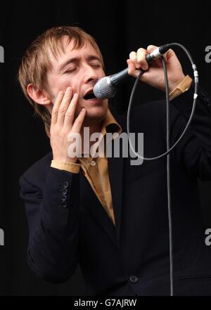 Neil Hannon und die Divine Comedy treten beim V Festival in Chelmsford auf. Stockfoto