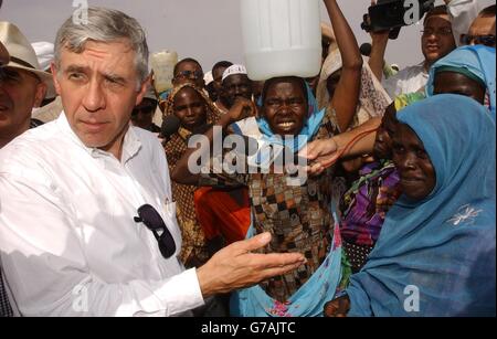 Außenminister Jack Straw trifft Flüchtlinge in einem Futterzentrum im Lager Abu Shouk in der Nähe von El Fasher in der Region Darfur im Nordsudan. Das Lager - von einem britischen Beamten als "Hilton" der Darfur-Lager bezeichnet - beherbergt rund 57,000 Menschen, die nach einer Gewaltaktion der arabischen Milizen, die als Janjaweed bekannt sind, aus ihren Dörfern fliehen müssen. Straw warnte die sudanesische Regierung, dass sie mehr tun müsse, um Flüchtlinge zu schützen, die vor der Gewalt in Darfur fliehen, nachdem sie selbst die Lebensbedingungen für sich selbst gesehen habe. Stockfoto