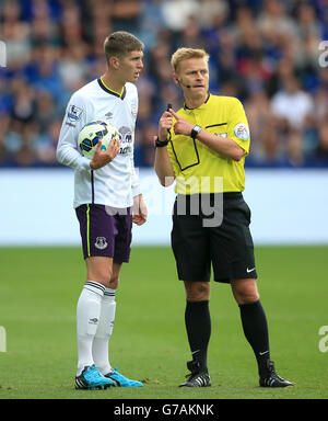 Fußball - Barclays Premier League - Leicester City / Everton - King Power Stadium. Schiedsrichter Mike Jones spricht mit John Stones von Everton während des Spiels der Barclays Premier League im King Power Stadium, Leicester. Stockfoto