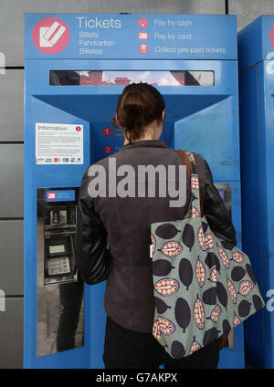 Eine Frau kauft ein Zugticket von einem Automaten am Bahnhof Finsbury Park im Norden Londons, da Bahnreisende heute erfahren werden, wie viel ihre Saisontickets im Januar 2015 steigen werden, wobei Labour- und Verkehrskampagnerinnen auf die ohnehin schon hohen Kosten der Zugfahrt hinweisen. Stockfoto