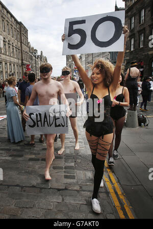 Darsteller fördern Edinburgh Festival Fringe zeigen 50 Shades The Musical auf der Royal Mile in Edinburgh. Stockfoto