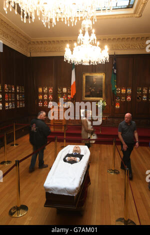 DIE REDAKTION NIMMT ZUR KENNTNIS, DASS DIE Menschen dem ehemaligen Taoiseach Albert Reynolds ihre letzte Ehre erweisen, da sein Körper vor seiner Beerdigung am Montag im Oak Room Mansion House in Dublin in Zustand liegt. Stockfoto